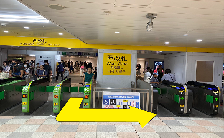 「JR新宿駅」西改札を出て左に曲がります。
