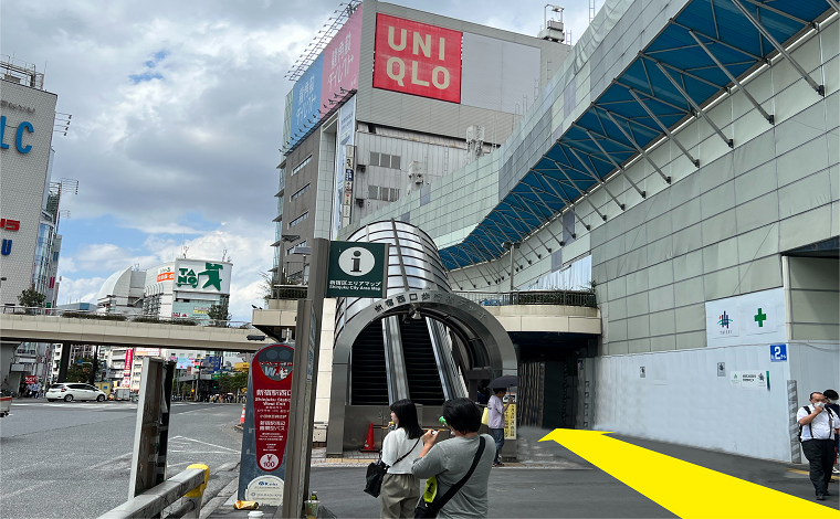 出ると正面に「新宿西口歩行者デッキ」がありますので、その右側に沿って真っ直ぐ進みます。